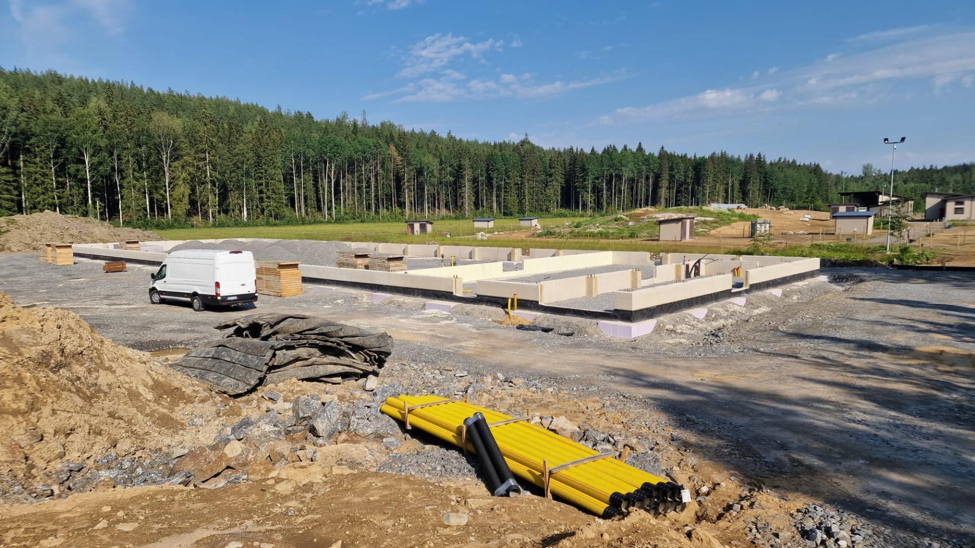 Laaja maneesin betoniperustus valmiina Sappeen metsäisellä työmaalla.